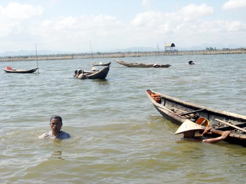  T&igrave;m về "nh&agrave; gi&agrave;n" tr&ecirc;n ph&aacute; Tam Giang